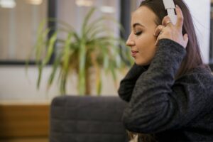 Woman wearing Headphones for online Hypnotherapy 